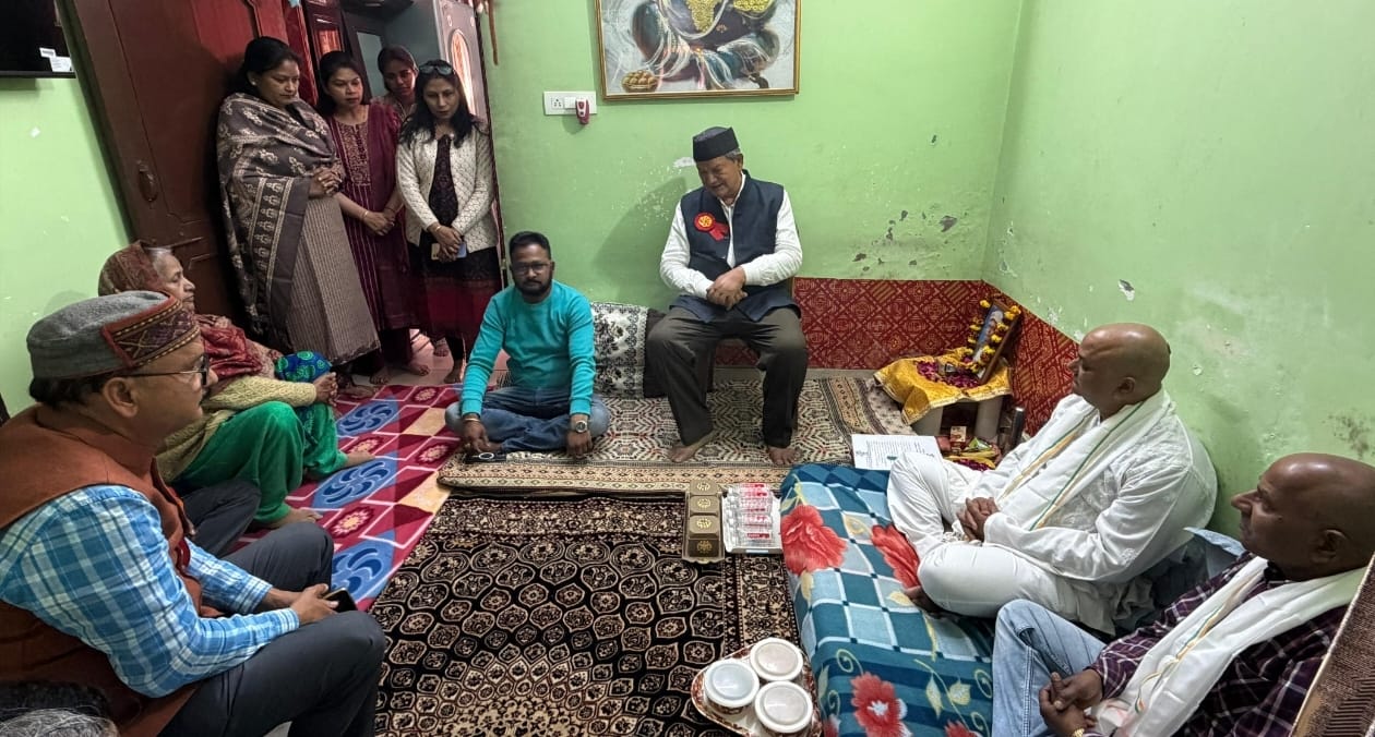 स्व. टीका प्रसाद गोला के निधन पर पूर्व सीएम हरीश रावत ने जताया शोक: घर पहुंचकर परिजनों को बंधाया ढांढस, बोले- 'उनकी कविताएं समाज के लिए आज भी प्रेरणा'